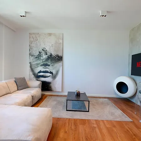 Sea View Apartment *